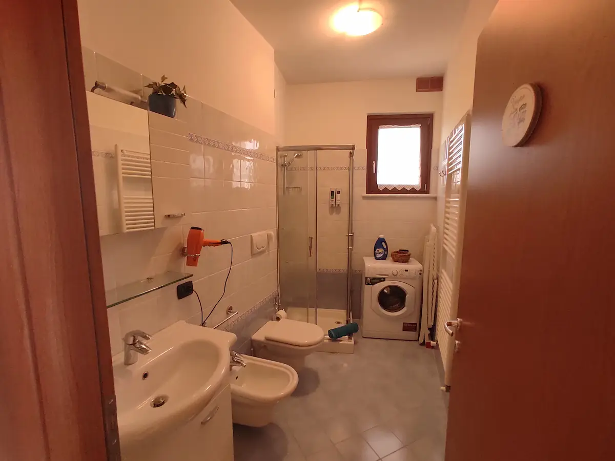 Bagno con doccia e lavatrice - BedBardolino Bardolino