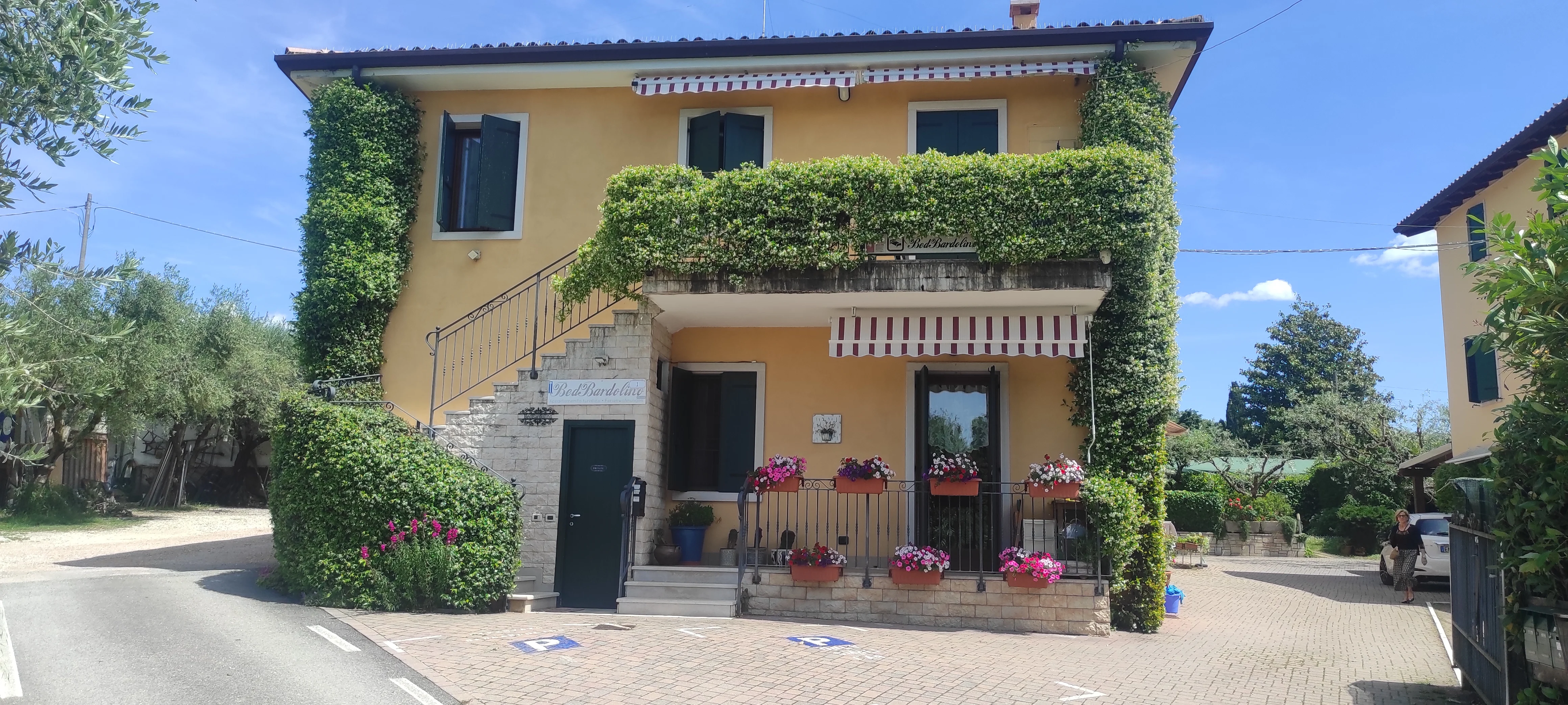 Esterno con siepe di gelsomino e parcheggio privato - BedBardolino Bardolino